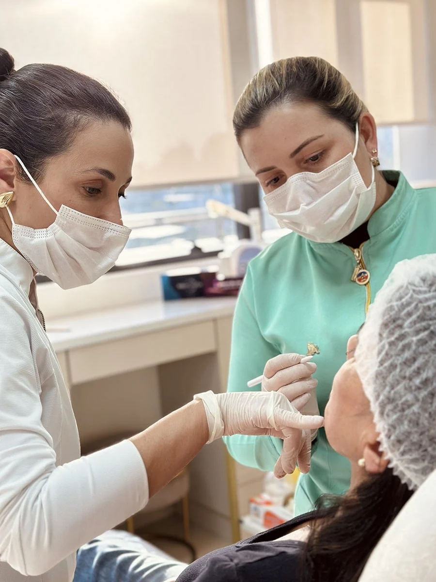 Dra. Catielly Rocha aplicando preenchimento facial durante o curso prático