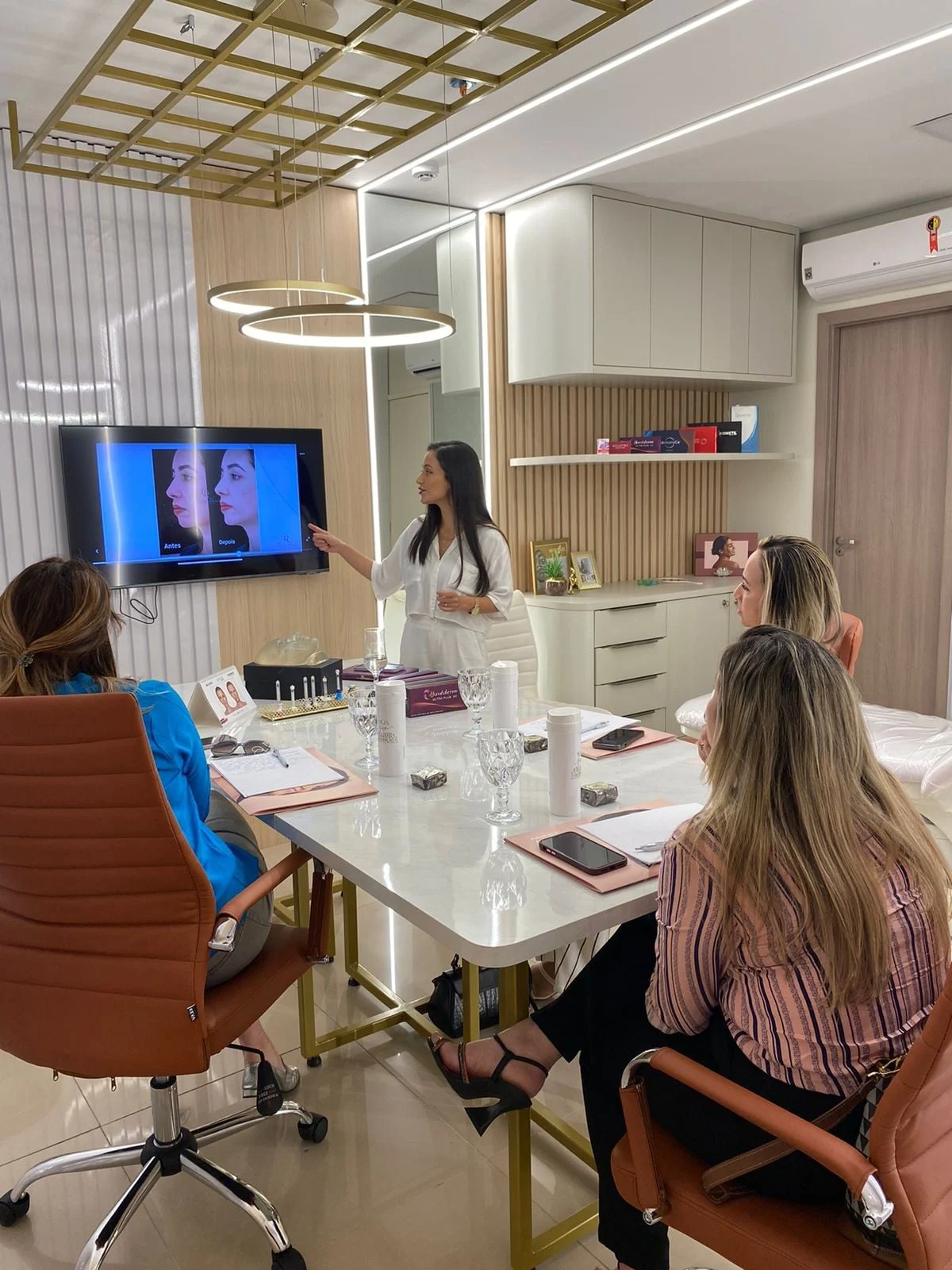 Dra. Catielly Rocha ministrando aula teórica para turma do curso de preenchimento facial