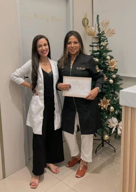 Aluna recebendo certificado impresso do curso de preenchimento facial da Dra. Catielly Rocha